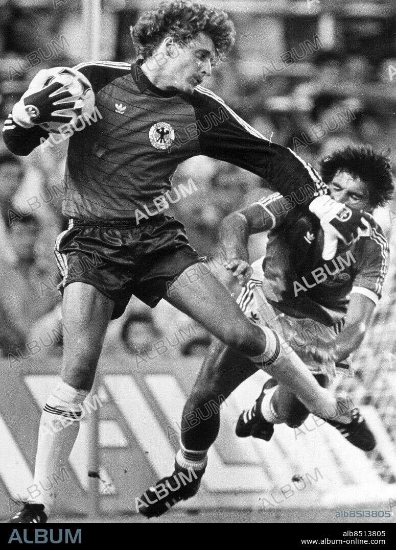 AFTONBLADET OUT ARKIV -8 JULI 1982 - Västtysklands målvakt Harald Schumacher tar bollen och ger Spaniens Manuel Amoros en snyting under matchen i Sevilla under fotbolls-VM i Spanien 1982. Foto: Lars Jansson Kod: 22 COPYRIGHT SCANPIX SWEDEN.