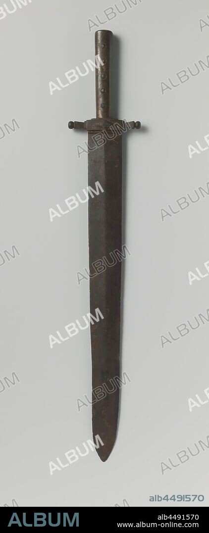 Sword, Iron straight hilt with five nails, each of which holds a copper grip plate. Iron guard rail with one button each. Ricasso with diamond-shaped decoration. Straight double-edged blade with bone., anonymous, c. 1800 - c. 1899, iron (metal), copper (metal), l 78 cm w 13.5 cm Ã— h 3.5 cm.