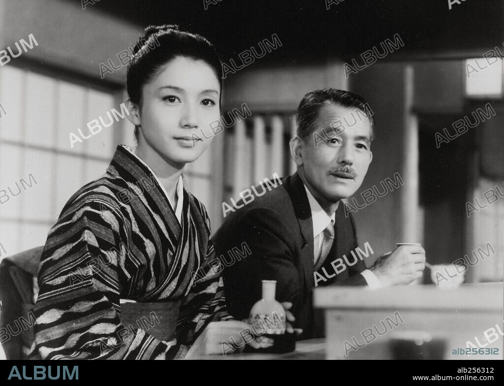 CHISHU RYU et SHIMA IWASHITA dans SANMA NO AJI, 1962, réalisé par YASUJIRO OZU. Copyright SHOCHIKU FILMS.