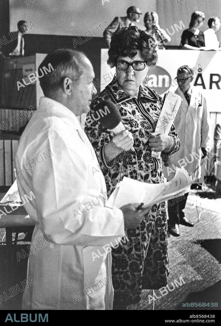 1971-09-05.. HEMMA MED RIA. TV-magasin med Ria Wägner.. Sänt 1971-09-26.. Här ses Ria Wägner, författare, journalist och TV-producent, intervjua en man.. Foto: Bo-Aje Mellin / RiR / SVT / Kod: 5600. Reportage publ. i RiR 40/71 sid. 10-11. RiR 20256 sv/v neg.