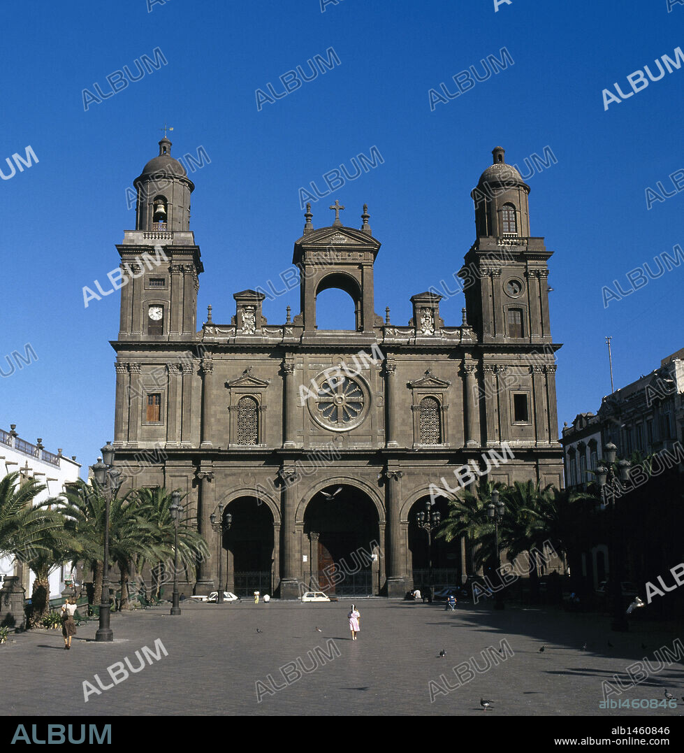 CANARIAS. LAS PALMAS DE GRAN CANARIA. Vista de la FACHADA CLASICISTA de la CATEDRAL DE SANTA ANA, cuya construcción se inició en 1497 en estilo gótico y fue consagrada en 1570. Entre los años 1781 y 1820 se reformó en estilo barroco. GRAN CANARIA. Provincia de Las Palmas. España.