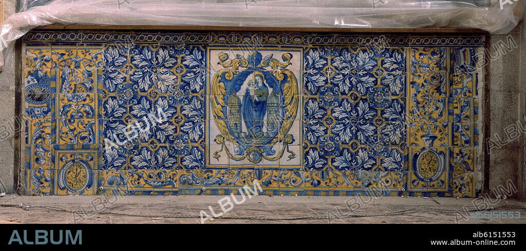 ALTAR AZULEJOS TALAVERANOS (SALA CONCEJO).