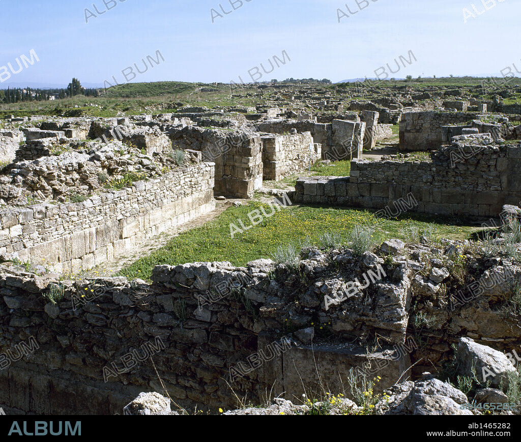 ARTE FENICIO. UGARIT. Antigua ciudad de Siria, junto al puerto de Minet. Estuvo habitado desde el-VII milenio (neolítico), pero su época de esplendor se situa entre finales del-III milenio y-II milenio. Vista parcial de las ruinad del yacimiento. RAS SHAMRA. SIRIA.