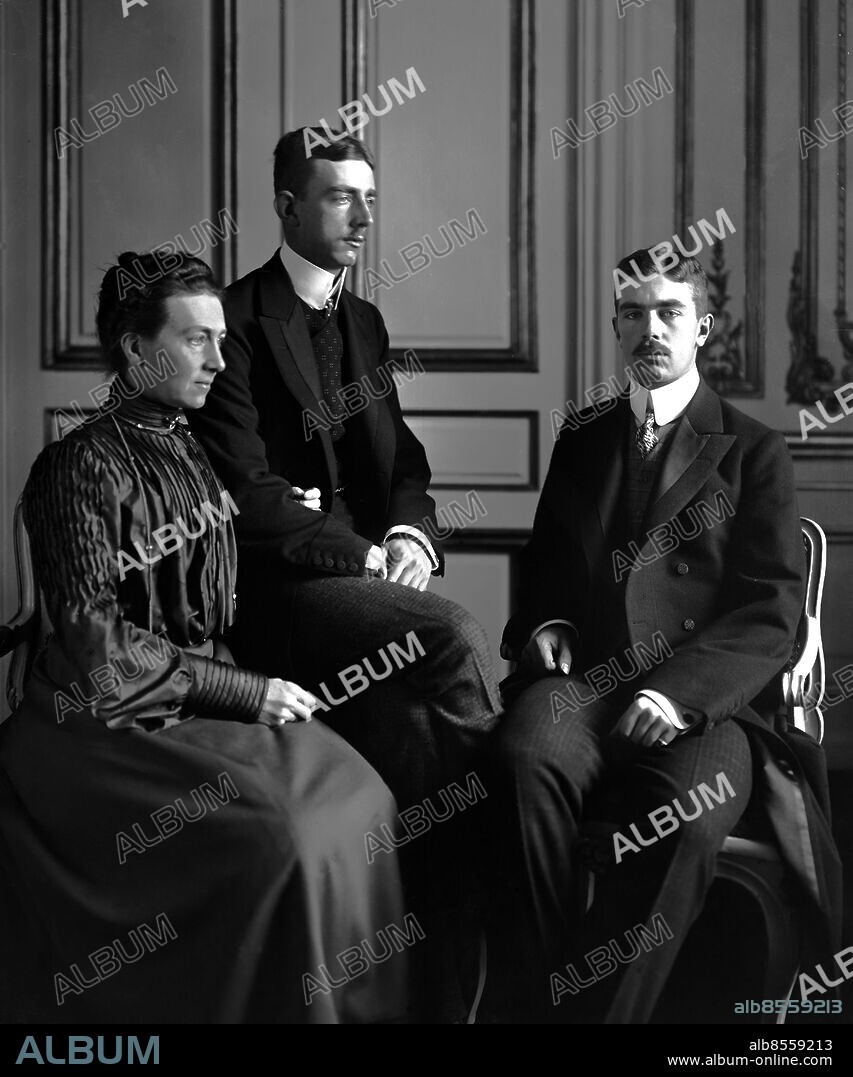 ARKIV 1900 (omkring). Kronprinsessan Victoria (1862-1930) med sönerna, prins Wilhelm (1884-1965) och Gustaf Adolf (1882-1973). När Oscar II avled 1907 blev kronprinsessan Victoria drottning och hennes make prins Gustaf kung Gustaf V. Sonen Gustaf Adolf (th) efterträdde sin far på Sveriges tron 1950.. Crown Princess Victoria with her sons, prince Wilhelm and prince Gustaf Adolf. Crown Princess Victoria became queen of Sweden 1907.. Foto: TT Historical/1900.