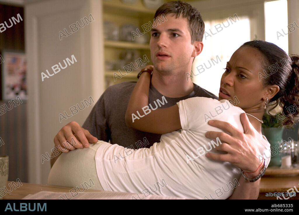 ASHTON KUTCHER and ZOE SALDANA in GUESS WHO?, 2005, directed by KEVIN RODNEY SULLIVAN. Copyright COLUMBIA PICTURES / BARIUS, CLAUDETTE.