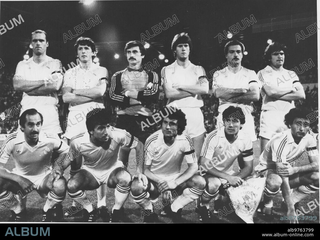 Temporada 1982-83. Real Madrid finalista de la copa del Rey. De Pie, de izquierda A Derecha, Metgod, Salguero, Miguel Angel, Bonet, san José, Camacho: Agachados, de izquierda A Derecha, Stielike, Juanito, Angel, Santillana y gallego.