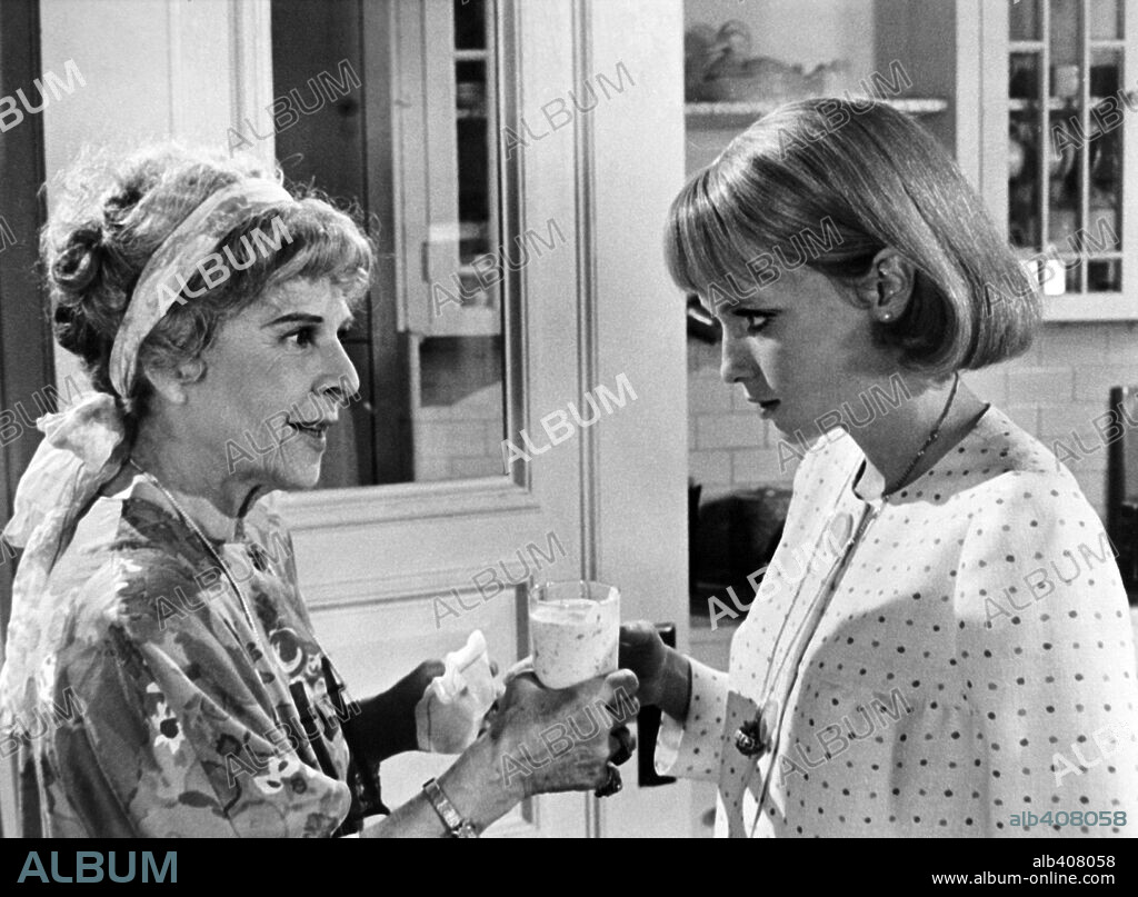 MIA FARROW y RUTH GORDON en LA SEMILLA DEL DIABLO, 1968 (ROSEMARY'S BABY), dirigida por ROMAN POLANSKI. Copyright PARAMOUNT PICTURES.