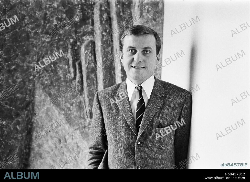 STOCKHOLM 1969-11.. Ulf Gudmundsson, journalist och radioreporter, i Radiohuset, Stockholm.. Foto: Bo-Aje Mellin / RiR / SVT / Kod: 5600. RiR 19667 sv/v neg.