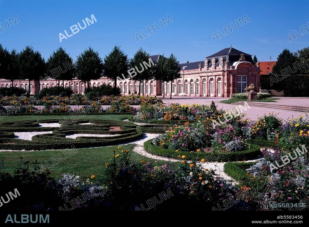 Schwetzingen (Baden-Württemberg), Schloss. (mittelalterl. Wasserburg, barockisiert; Zirkelbauten 1748 von A. Galli da Bibiena; Park ab 1752 von J.L.Petri und N. Pigage). Blick vom Schlosspark auf den südlichen Zirkelbau. Foto (Florian Monheim).