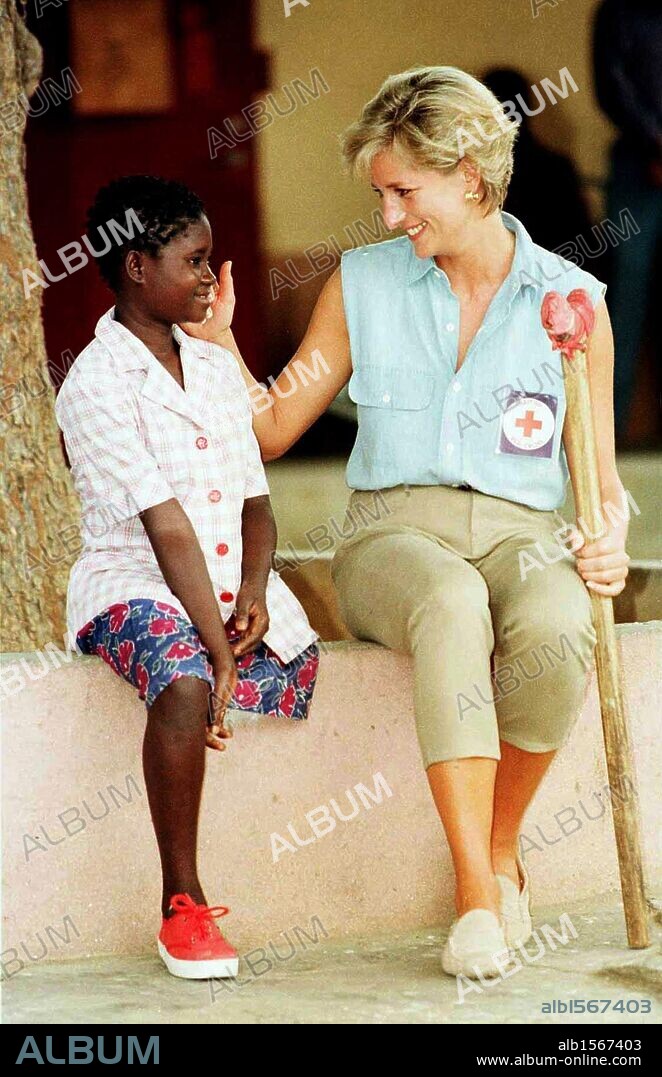 DIANA DE GALES y SANDRA TIGICA. Jan 14, 1997 - Luanda, Angola - Lady DIANA SPENCER, Princess of Wales visits with SANDRA TIGICA at the Neves Bendinha orthopedic workshop. (Credit Image: Â© Ian Jones/ZUMApress.com). 14/01/1997