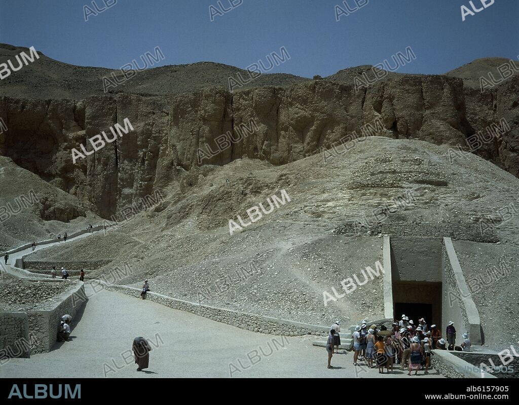 ENTRADA A TUMBA DE RAMSES IV Y TUTANKAMON - FOTO AÑOS 80.