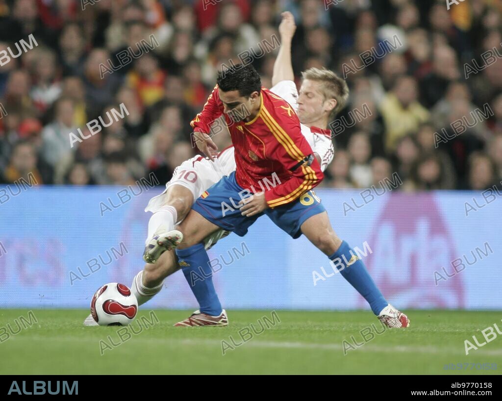 Madrid, 24/03/2007. Partido de clasificación para la Eurocopa de Suiza 2008, disputado en el estadio Santiago Bernabéu entre las selecciones de España y Dinamarca. En la imagen, Xavi Hernandez y Jorgensen. Foto: Ignacio Gil ARCHDC.