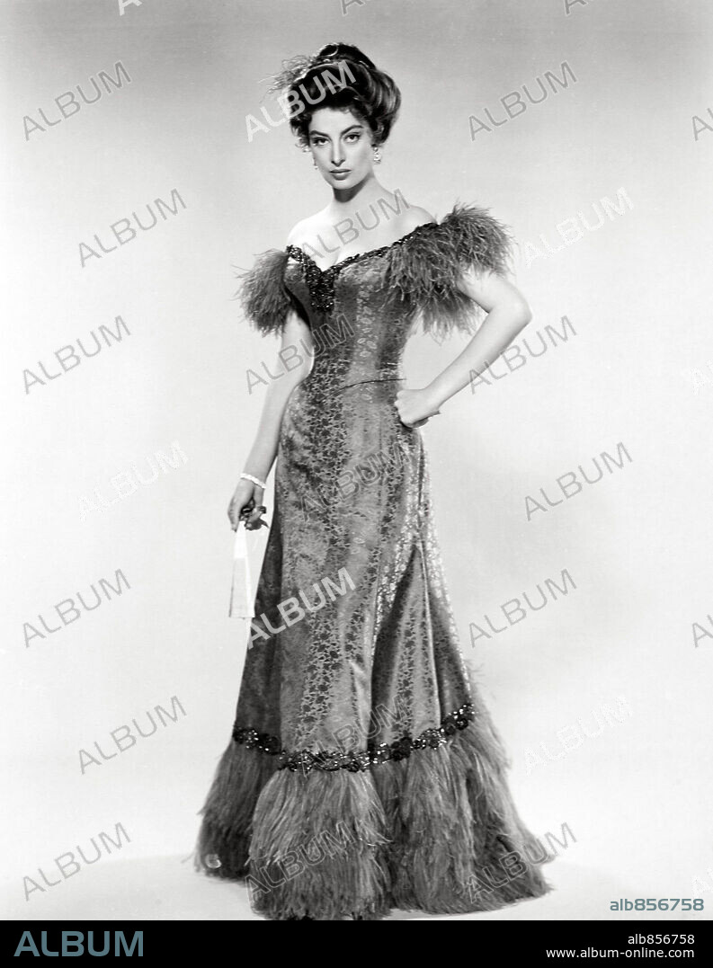 capucine en ALASKA, TIERRA DE ORO, 1960 (NORTH TO ALASKA), dirigida por HENRY HATHAWAY. Copyright 20TH CENTURY FOX.