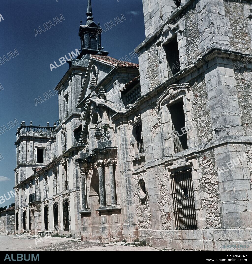 Fachada de la Iglesia de San Francisco Javier, siglo XVIII. Nuevo Baztan, provincia de Madrid.
