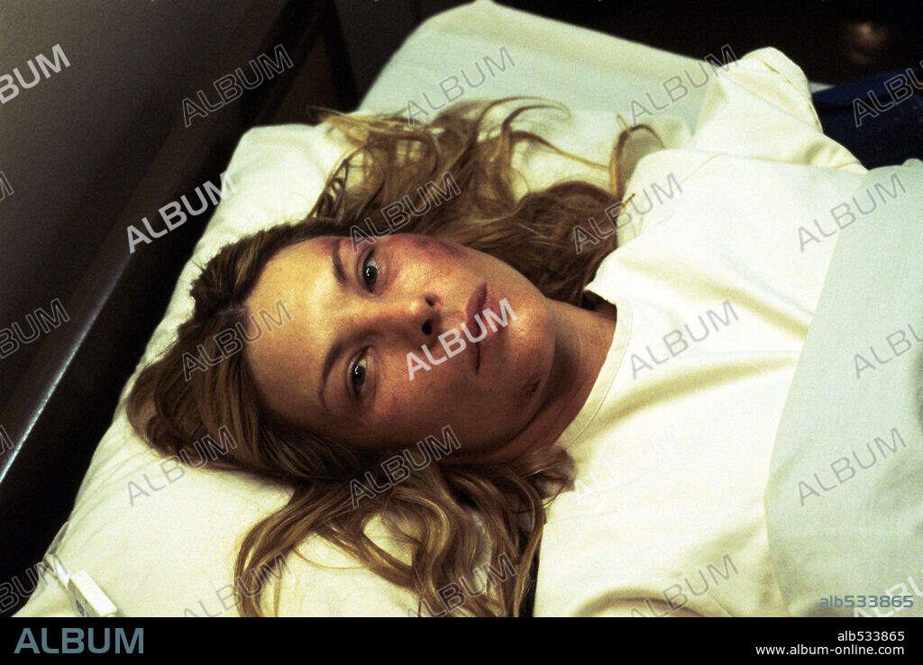 DEBORAH KARA UNGER en WHITE NOISE [MAS ALLA], 2005 (WHITE NOISE), dirigida por GEOFFREY SAX. Copyright UNIVERSAL PICTURES.
