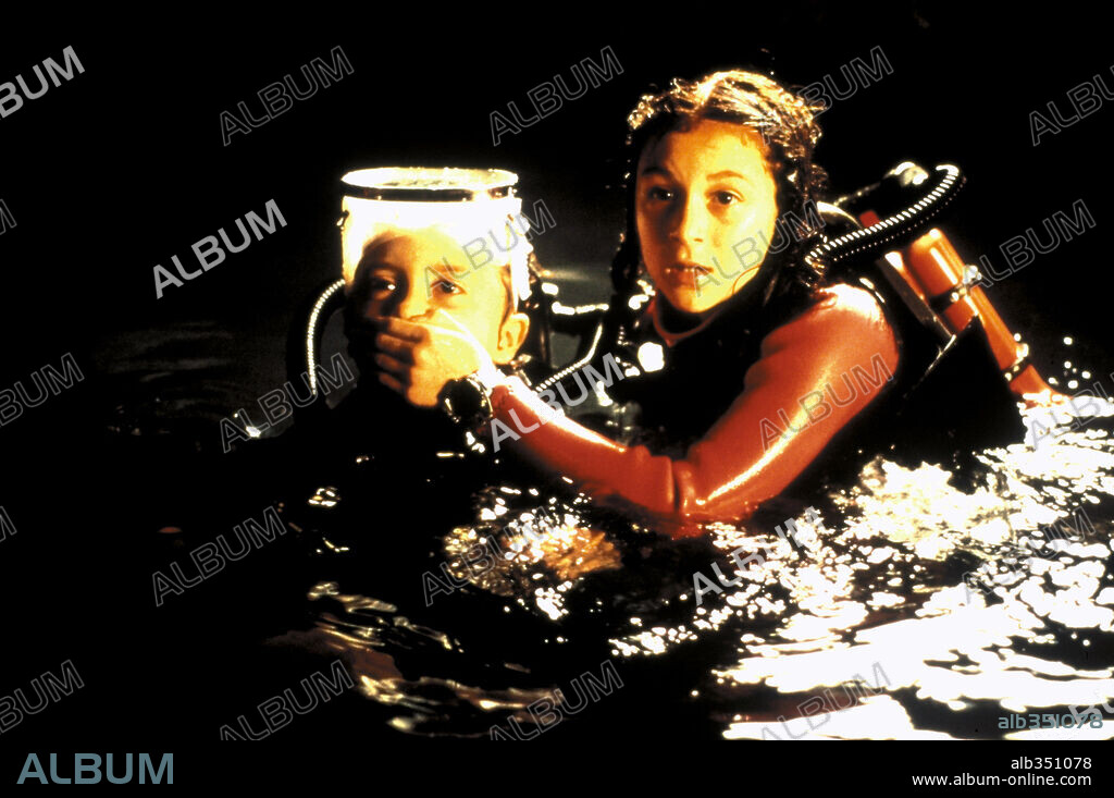 ALEXA VEGA and DARYL SABARA in SPY KIDS, 2001, directed by ROBERT RODRIGUEZ. Copyright MIRAMAX / TORRES, RICO.