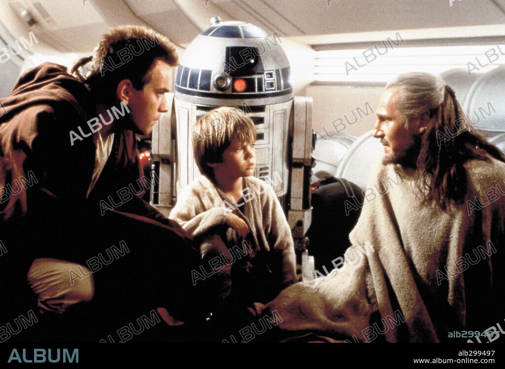 EWAN McGREGOR, JAKE LLOYD and LIAM NEESON in STAR WARS: EPISODE I-THE PHANTOM MENACE, 1999, directed by GEORGE LUCAS. Copyright LUCAS FILM LTD & TM / HAMSHERE, KEITH.