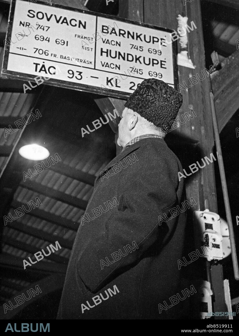ARKIV ÖSTERSUND 194712. Trafikinspektören i Östersund i ett reportage från Statens Järnvägar av Karl Axel Arvidsson i radioprogrammet "Tag plats! Var god stäng dörrarna!" som sändes den 30/12 1947. Foto: Sören Hoffman / SVT Bild / Kod: 5600 RiR sv/v 6431 Mapp: Numrerade bilder mm sites: ÖSTERSUND;SVERIGEBilden får endast användas i programpresenterande sammanhang. Fotografens namn, Sveriges Television samt programmets titel skall alltid anges.