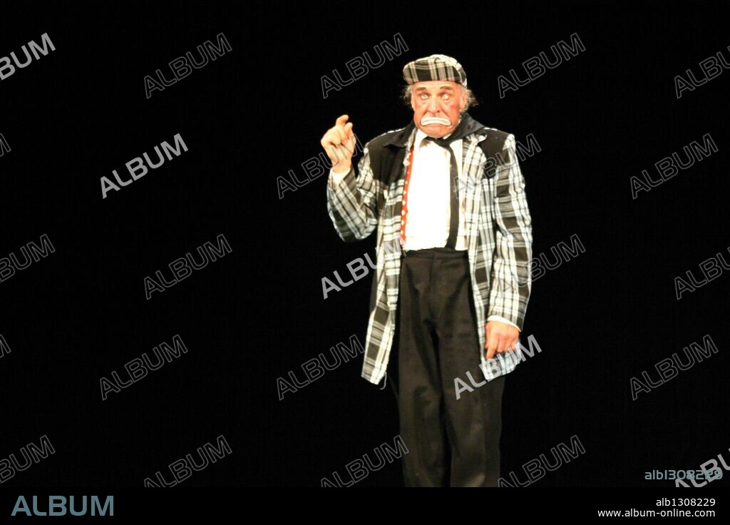 El payaso Jango Edwards en una actuación.