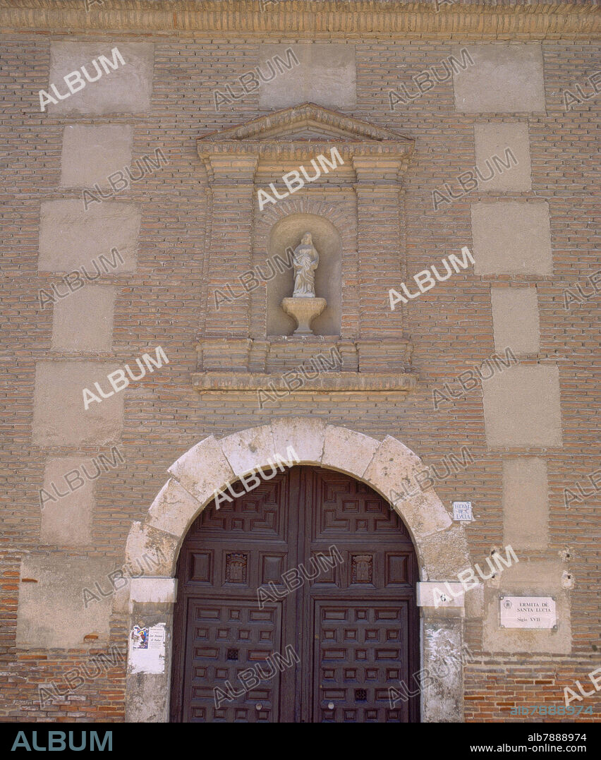 EXTERIOR- PUERTA DE ENTRADA Y HORNACINA CON LA IMAGEN DE SANTA LUCIA - S XVII - FOTO AÑOS 2000.