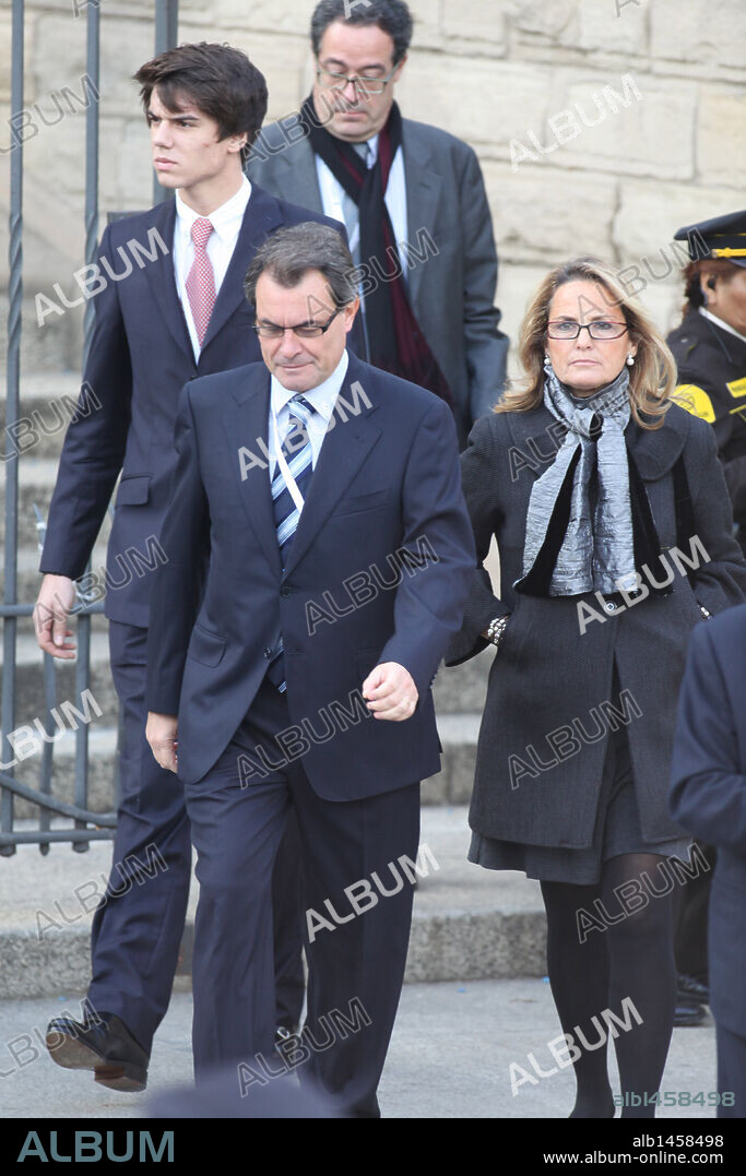 Visita del Papa Benedicto XVI.Artur Mas i Elena Rakosnik salen de la  Sagrada Família. Visita Papa Benedicto XVI a Barcelona.