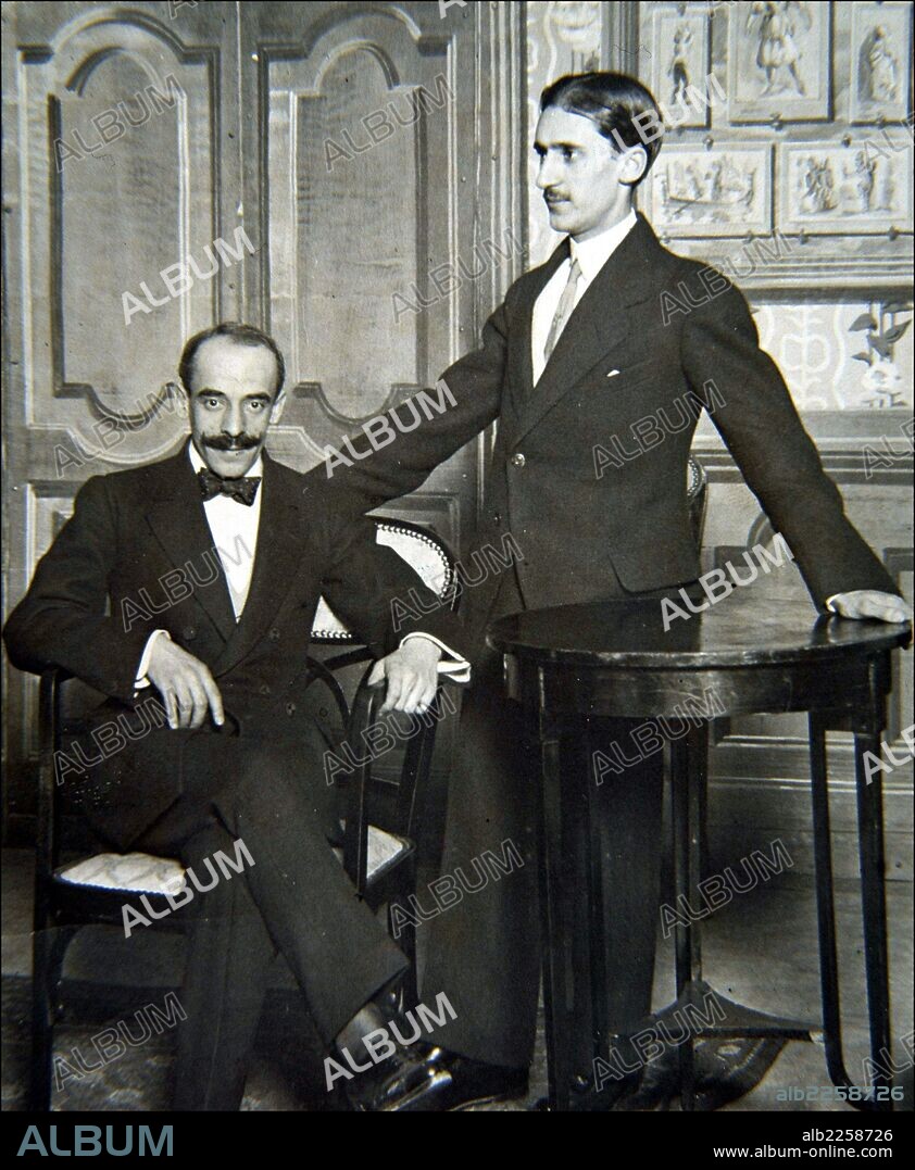 MARTINEZ SIERRA , GREGORIO. ESCRITOR ESPAÑOL. MADRID 1881 - 1947. FOTO CON EL COMPOSITOR JOSE MARIA USANDIZAGA , AUTORES DE " LAS GOLONDRINAS ".