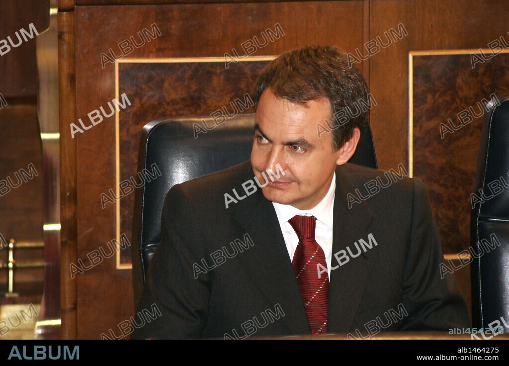 JOSE LUIS RODRIGUEZ ZAPATERO (Valladolid, 1960). Abogado y político español, militante del PSOE. Presidente del Gobierno tras ganar las elecciones generales de marzo del 2004. RODRIGUEZ ZAPATERO EN SU ESCAÑO DURANTE UNA SESION DE CONTROL AL GOBIERNO, QUE SE CELEBRA TODOS LOS MIERCOLES EN EL CONGRESO DE DIPUTADOS. Madrid, 25 de mayo del 2005.