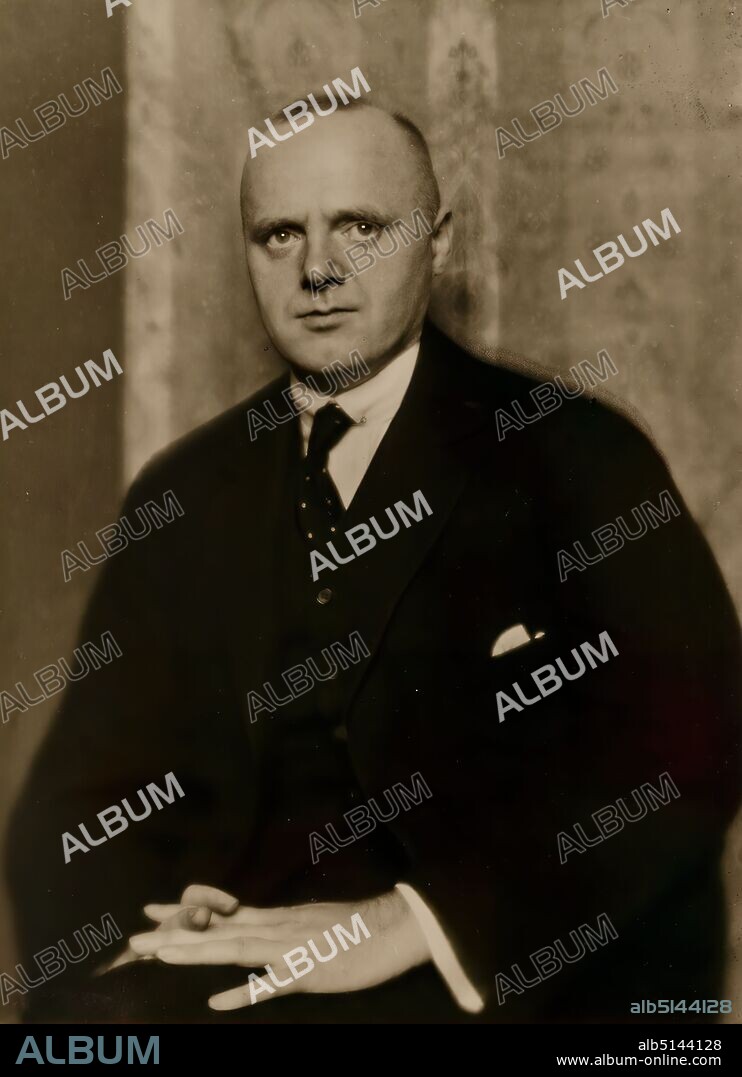 Nicola Perscheid, The Bremen poet Rudolf Alexander Schröder, Staatliche Landesbildstelle Hamburg, collection on the history of photography, silver gelatin paper, black and white positive process, image size: height: 22,50 cm; width: 16,50 cm, label: recto and on the passepartout: Nicola Perscheid, Rudolf Alexander Schröder - Bremen, [handwritten in lead] 1878-1962, label: verso and on the passe-partout: Shown in: 'Literaturtrubel um 1900, under the title, 'So sahen sie sie aus'', portrait photography, studio photography/studio photography, half-length portrait, En face (frontal view), sitting figure, writer, poet, author, Rudolf Alexander Schröder.