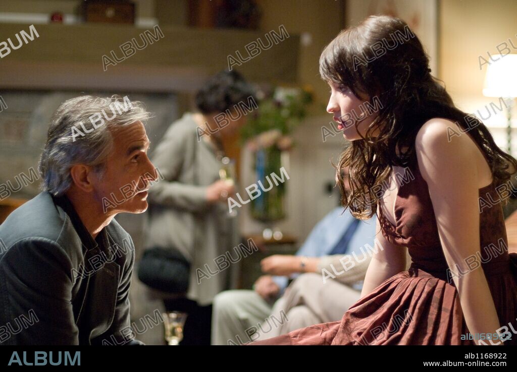 DAVID STRATHAIRN y EMILY BROWNING en PRESENCIAS EXTRAÑAS, 2009 (THE UNINVITED), dirigida por CHARLES GUARD y THOMAS GUARD. Copyright DREAMWORKS SKG / FRENCH, KIMBERLY.