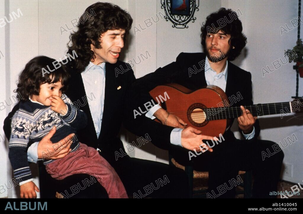 Camarón canta, en una fiesta particula, con su hijo sentado en sus rodillas. A la guitarra Tomatito.