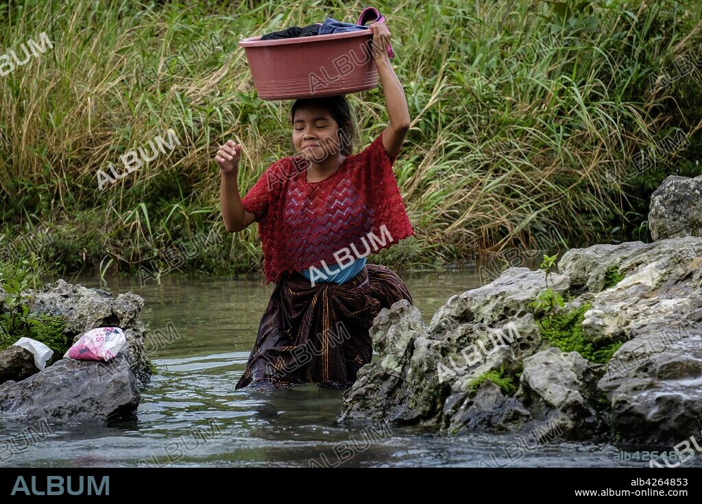 lavando ropa en el . Río Cuatro Chorros, Lancetillo - La Parroquia, Franja Transversal del Norte , departamento de Quiché, Guatemala.