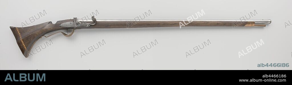 Gun Wicklock musket, Gun with wicklock, copper ornaments and carving., anonymous, Europe, 1600 - 1649, loop, slot, trekker, kolf, lade, kolfhals, laadstok, kolfkap, trekkerbeugel, l 156 cm h 24 cm × d 10 cm l 117 cm c 19 mm.