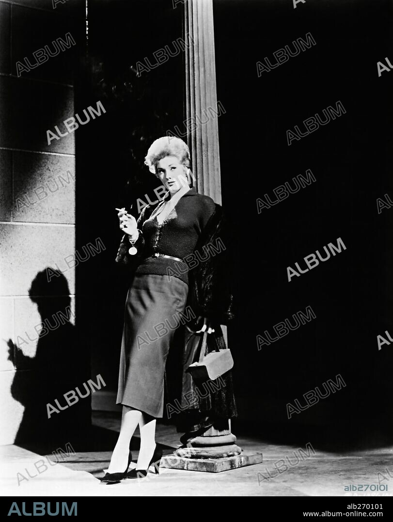 KIM NOVAK en LA CASA NUMERO 322, 1954 (PUSHOVER), dirigida por RICHARD QUINE. Copyright COLUMBIA PICTURES.
