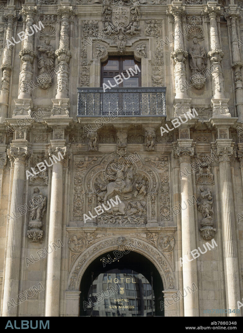 PEDRO LARREA-ARQUITECTO DEL SIGLO XVI. EXTERIOR DEL FACHADA PLATERESCA DEL HOSTAL -DETALLE DE SANTIAGO MATAMOROS EN LA BATALLA DE CLAVIJO.