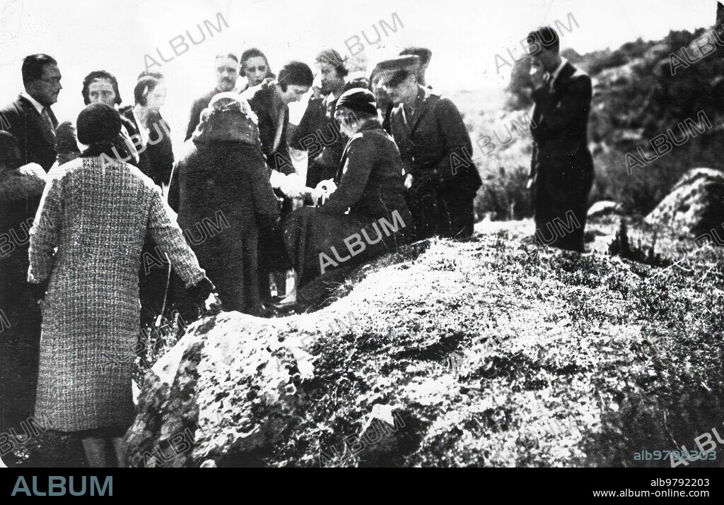 La Reina victoria Eugenia en la Sierra de Guadarrama hacia el Exilio (15/04/1931).
