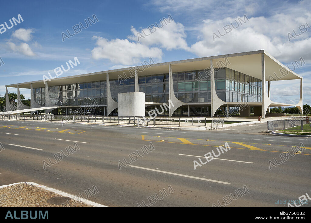 The Planalto Palace designed by Oscar Niemeyer in 1958, Brasilia, UNESCO World Heritage Site, Brazil, South America.