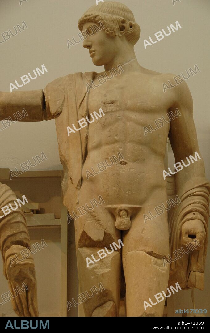 ARTE GRIEGO. GRECIA. S. V a. C. DECORACION DEL TEMPLO DE ZEUS en el Santuario de Olimpia. Esculturas en mármol de Paros que decoraban el FRONTON OCCIDENTAL del templo. Figura de APOLO. Fechadas hacia el año 460 a. C. Museo Arqueológico de Olimpia. Provincia de Ilía. Región del Peloponeso.