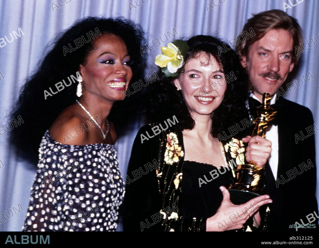 DIANA ROSS, DONALD SUTHERLAND und MARY STEENBURGEN. 1980 - 53rd Academy Awards (1981). Mary Steenburgen, best actress in a supporting role for "Melvyn and Howard". Donald Sutherland and Diana Ross accompany her. 1981