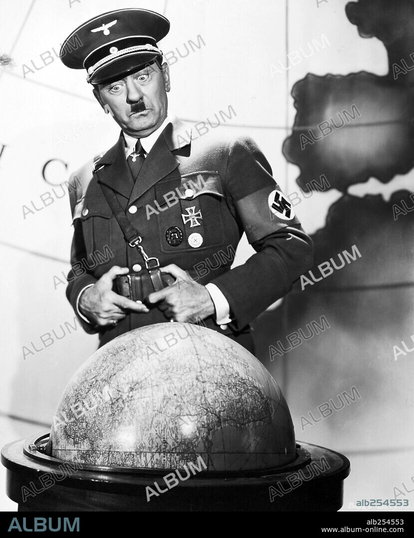 Adolf Hitler y BOBBY WATSON. BOBBY WATSON en NAZTY NUISANCE, 1943, dirigida por GLENN TRYON. Copyright UNITED ARTISTS.