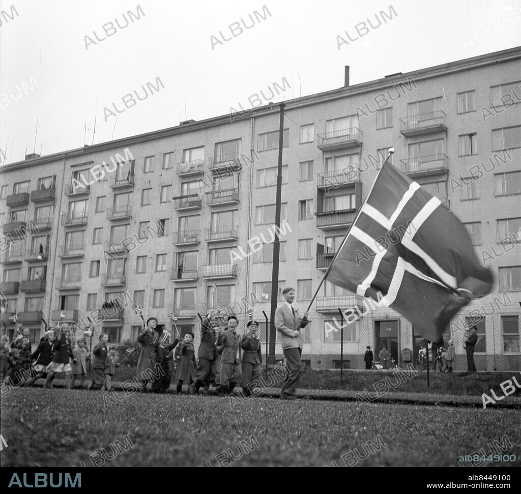 Göteborg maj 1945 - Freden har kommit - andra världskriget är över och Danmark och Norge är fria länder igen - en skolklass leds av en lärare och alla bär norska flaggor - De går på löparbanan på Gibraltarvallen vid Gibraltargatan - här i höjd med nummer 40 - *** Local Caption *** TC-B158. THURE CHRISTIANSSON.
