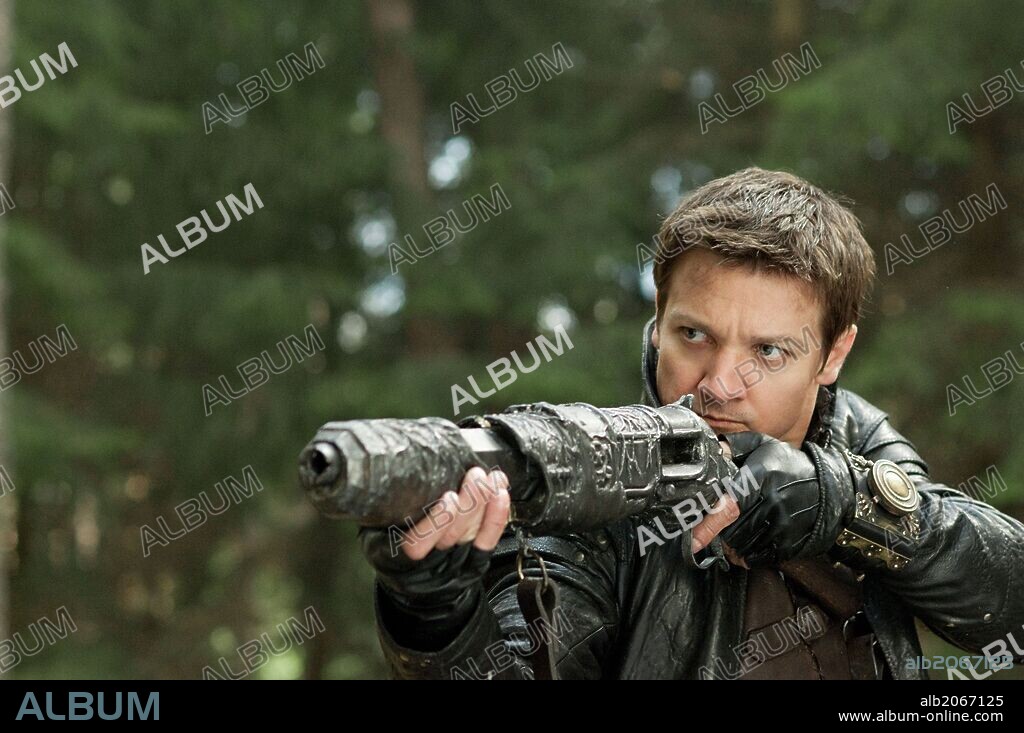 JEREMY RENNER en HANSEL Y GRETEL: CAZADORES DE BRUJAS, 2013 (HANSEL & GRETEL: WITCH HUNTERS), dirigida por TOMMY WIRKOLA. Copyright PARAMOUNT PICTURES.