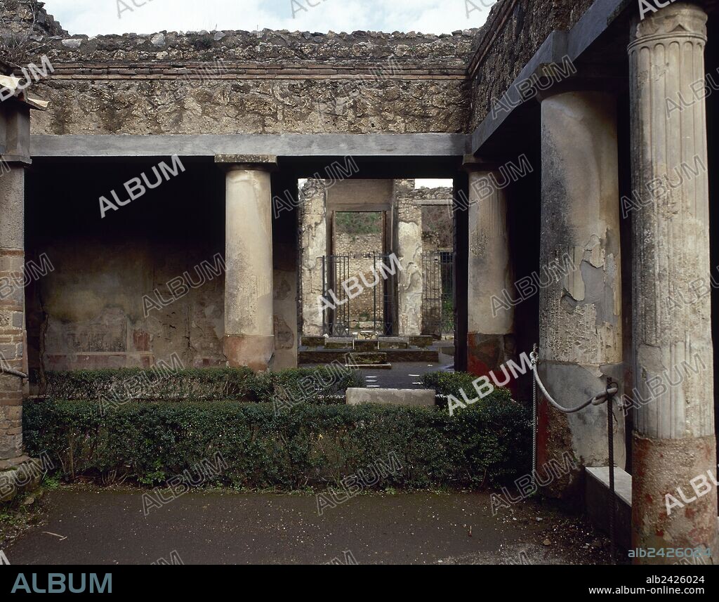 ARTE ROMANO. ITALIA. CASA DE LOREIO TIBURTINO (OCTAVIUS QUARTIO). Vista parcial del segundo patio o PERISTILO con pequeño jardín. Domus construída en época imperial. POMPEYA. La Campania.