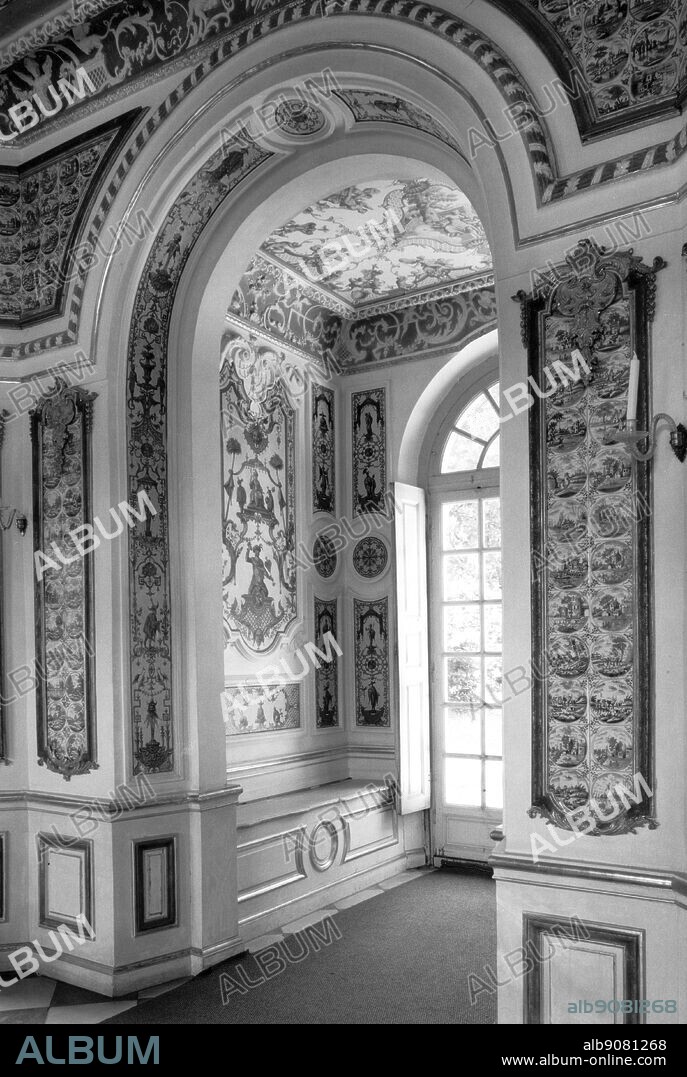Blue and white Delft tiles and chinoiserie painting on the landing of the Pagodenburg. See p. 165.