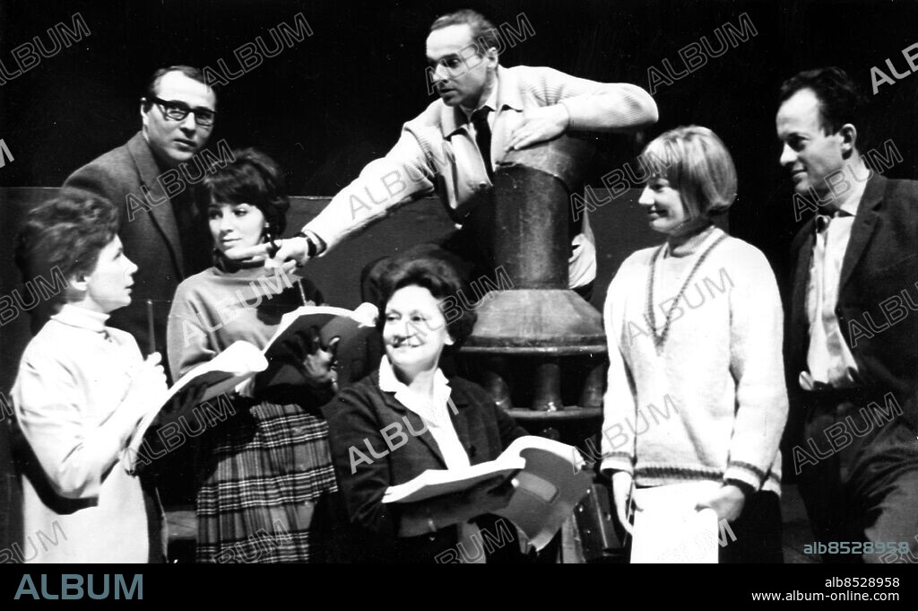 Göteborg - 1966 - Stadsteatern - Föreställningen och gangstermusicalen Happy end - i itten ses Herman Ahlsell - från vänster Doris Svedlund - Sören Alm - Margita Ahlin - Ebba ringdahl - Kerstin Tidelius - Lennart Lundh *** Local Caption *** GT. KAMERAREPORTAGE.