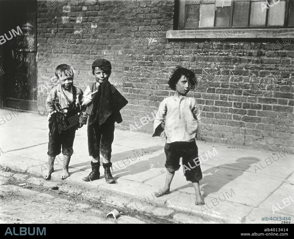 Street urchins in Lambeth, London, 19th century.