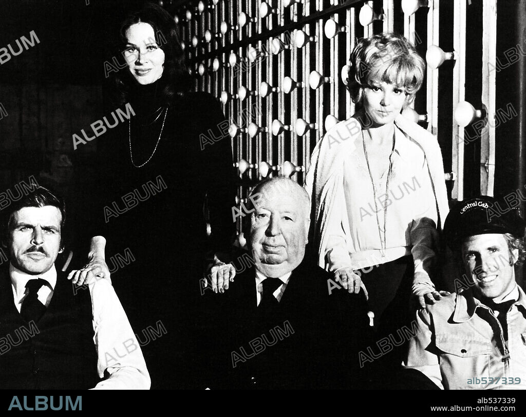 ALFRED HITCHCOCK, BARBARA HARRIS, BRUCE DERN, KAREN BLACK and WILLIAM DEVANE in FAMILY PLOT, 1976, directed by ALFRED HITCHCOCK. Copyright UNIVERSAL PICTURES.