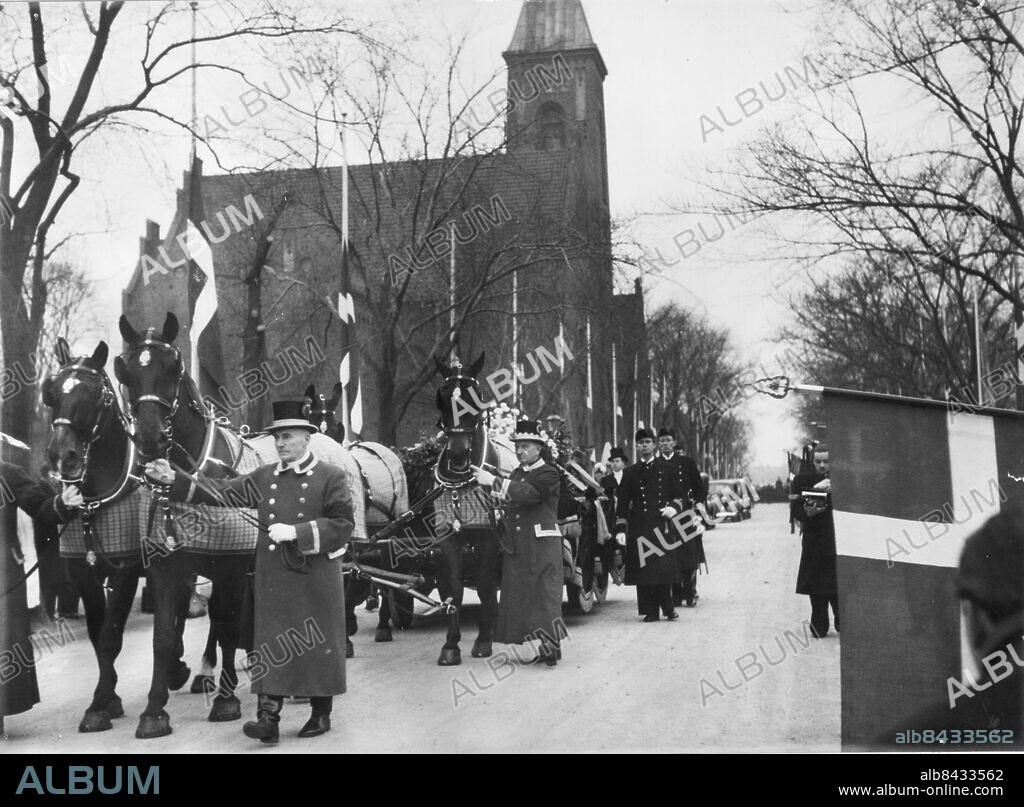 Svenske prinsen Gustav Adolf omkom vid flygolycka på Kastrup i Köpenhamn / København i. Danmark 26 jan 1947 / sorgetåg med kistan utgick från Svenska Kyrkan i Köpenhamn. Kungliga Sverige Prins Gustav Adolf Sit Flygolyckan jan 1947 /. Köpenhamn Kyrkor Svenska Kyrkan. (c) Sydsvenskan / IBL Bildbyrå.