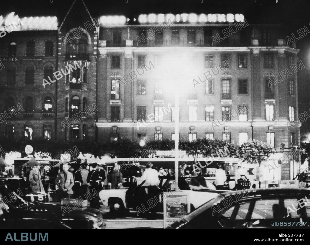 Bankrånet mot Kreditbanken på Norrmalmstorg i Stockholm aug 1973 .Bankrånarna tog fyra personer som gisslan i bankens valv. Polisen avvaktar händelseförloppet på kvällen samma dag som rånet inträffade.. (c) Sydsvenskan /IBL Bildbyrå.