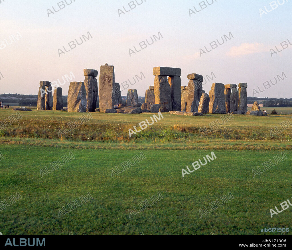 CROMLECH DE STONEHENGE - SANTUARIO UTILIZADO COMO SEPULCRO Y CALENDARIO DE PIEDRA - 2500/1700 AC.