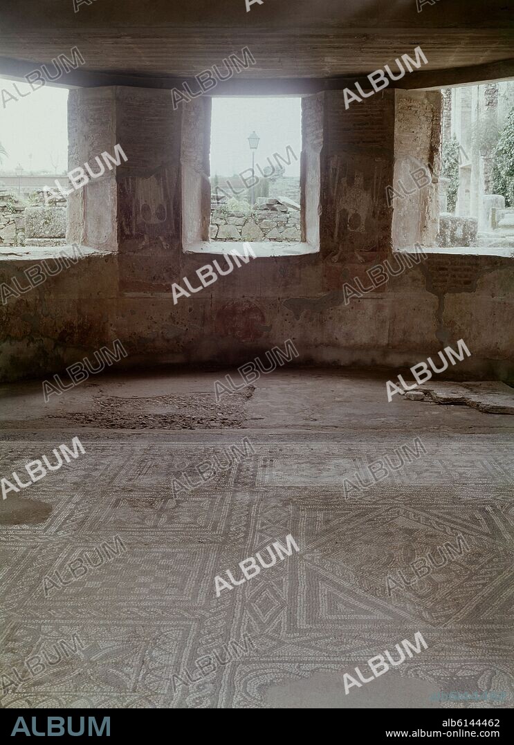 ABSIDE DE LA CASA BASILICA DE MERIDA - ESTILO PALEOCRISTIANO - SIGLOS IV-V - SITUADO EN EL RECINTO DEL TEATRO ROMANO.